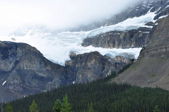 A geleira de Crowfoot, agora com apenas dois dedos, na estrada entre Lake Louise e Jasper, em Alberta, no Canadá